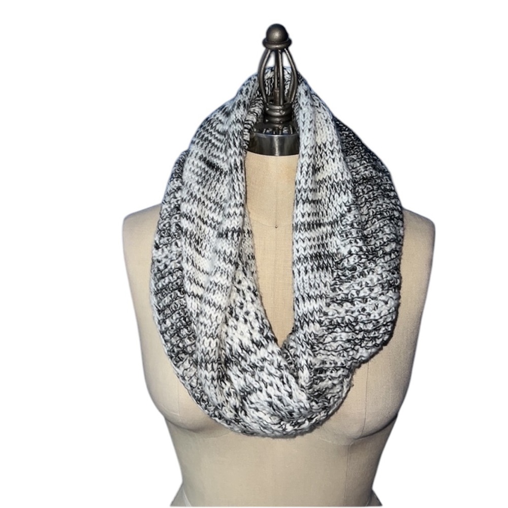 Blk/White Marbled Deena & Ozzy Infinity Scarf in Excellent Preowned Condition